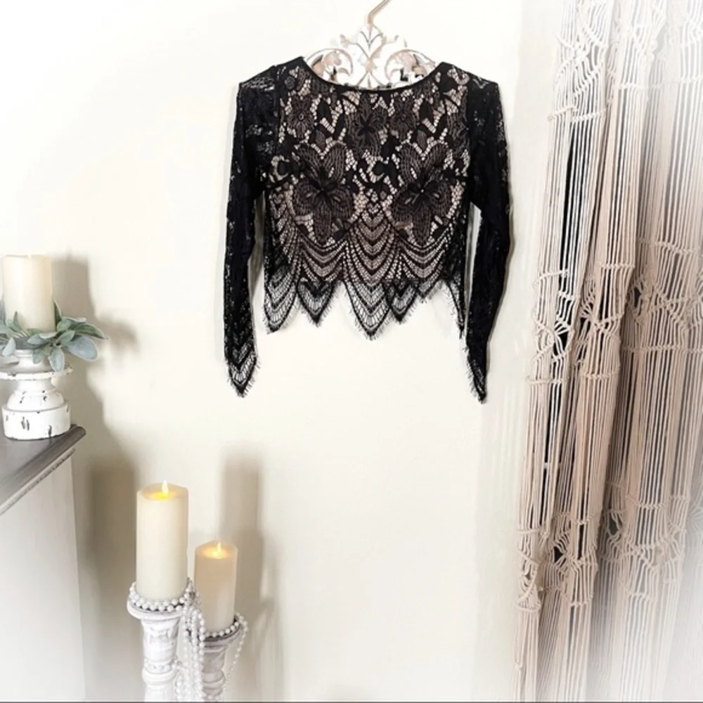 NWOT Guess Lace Cropped Top